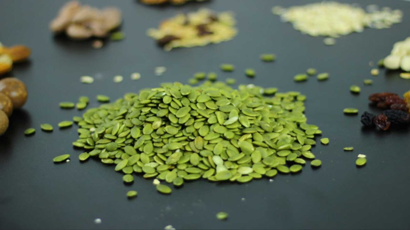 hạt bí tách vỏ có tốt không